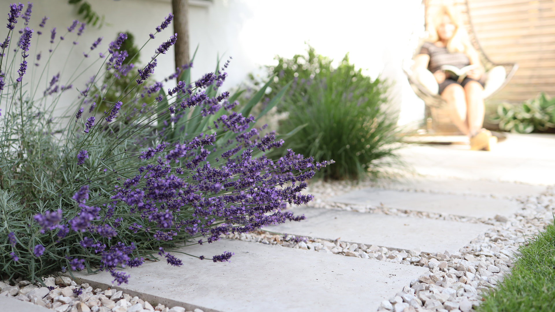 Gartenwelt Mediterraner Garten: Wege mit Travertinplatten