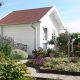 Sitzplatz in Bauerngarten vor Gartenhaus