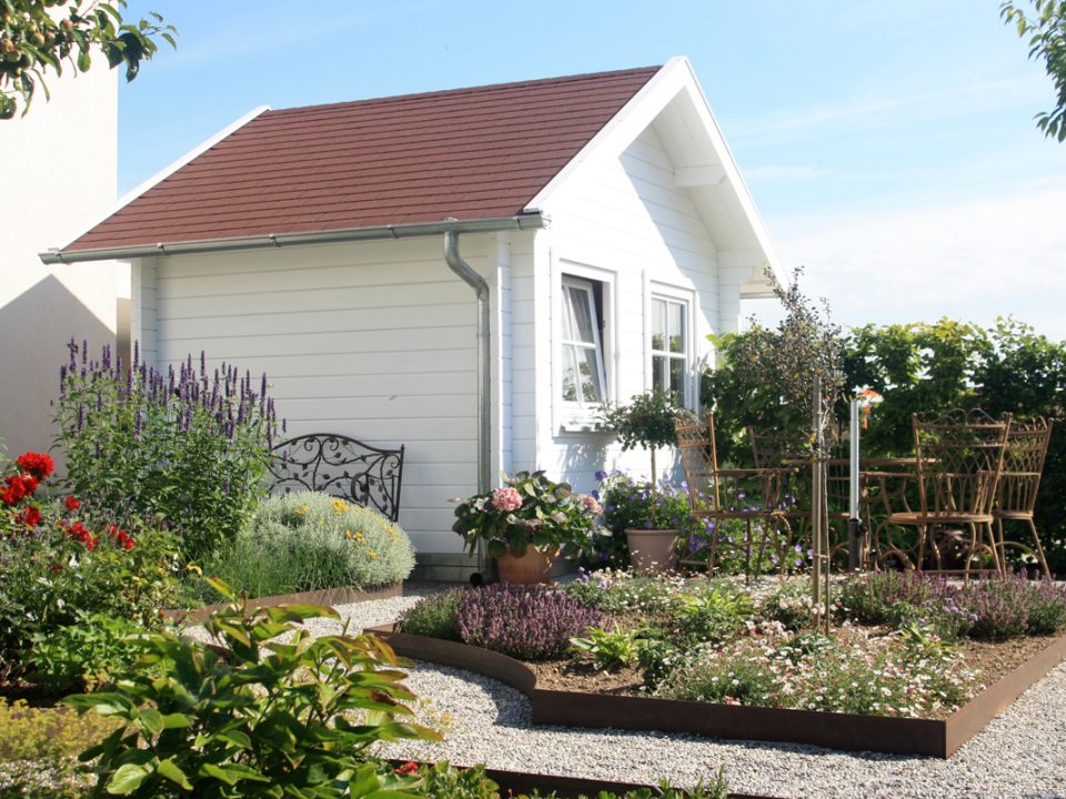 Sitzplatz in Bauerngarten vor Gartenhaus