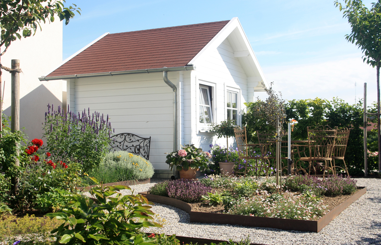 Sitzplatz in Bauerngarten vor Gartenhaus