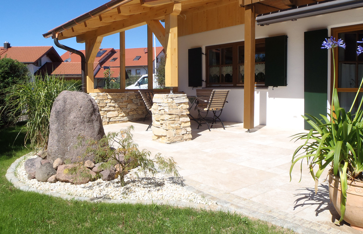 Terrasse in mediterranem Garten