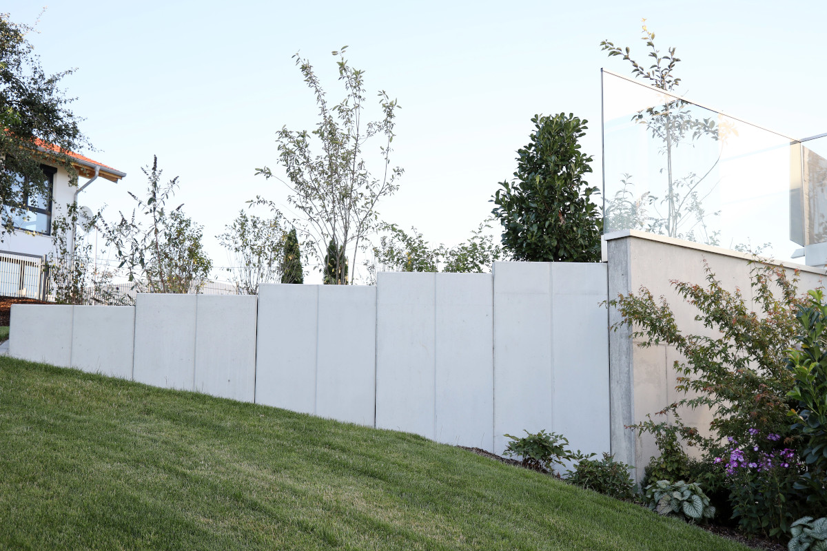 Stützmauer aus Sichtbeton in poolgarten